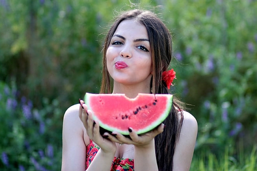 梦见有人拜年拿西瓜 梦见有人拜年拿西瓜