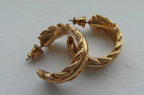 梦见妈妈带金耳环 梦见妈妈带金耳环