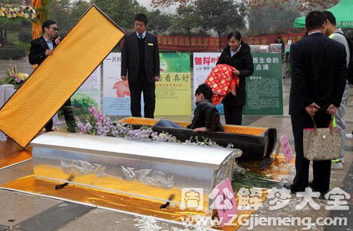 梦见别人送棺材 梦见别人送棺材