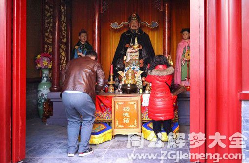 梦见自己在烧香拜佛 梦见自己在烧香拜佛