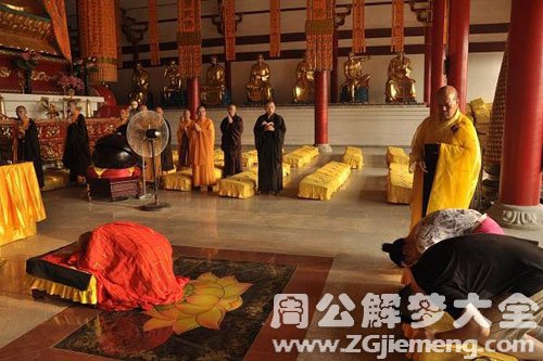 在佛堂拜佛 在佛堂拜佛