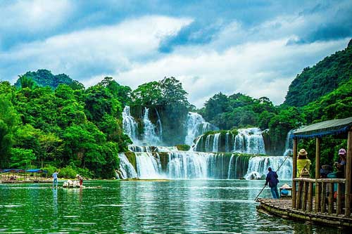 水顺流而下 水顺流而下